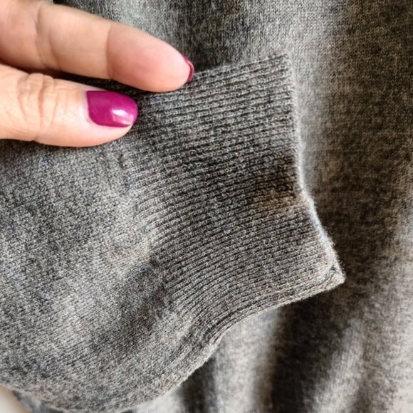 M🖤Polo by Ralph Lauren Men's Gray V-Neck Merino Wool Sweater - Picture 5 of 8